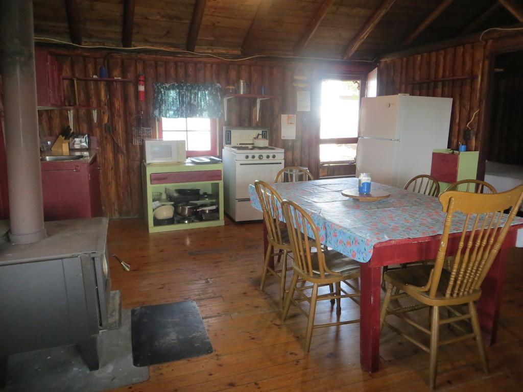 Lake Wolsey Cabins Hotel Gore Bay Esterno foto